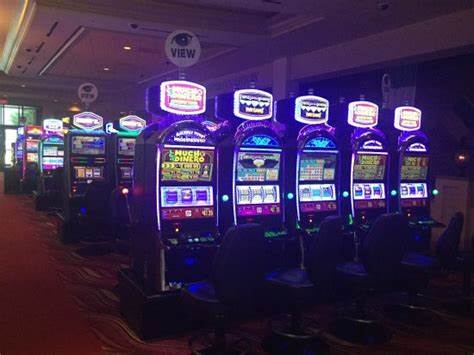  A Complete Guide on How to Play Slot Machines in Solaire on WOW88